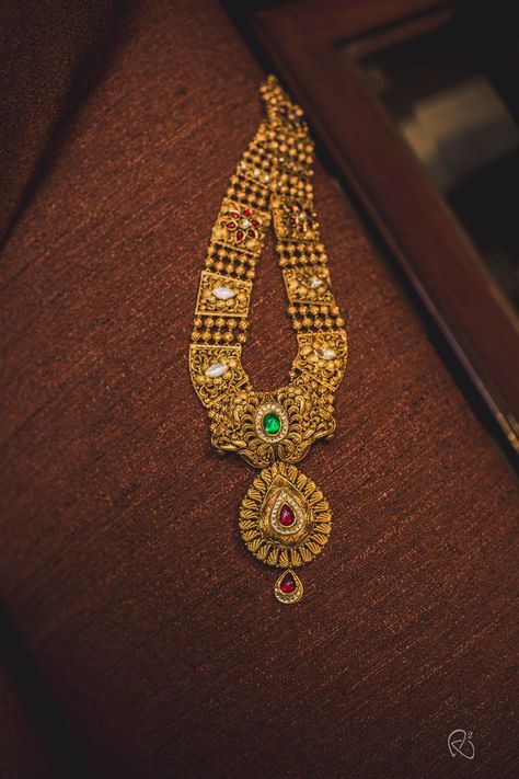 Shopzters is a South Indian wedding website South Indian Necklace Designs, Indian Gold Jewellery Design, Gold Necklace Indian, Antique Jewellery Designs, Gold Necklace Indian Bridal Jewelry, Antique Bridal Jewelry, Antique Jewelry Indian, Gold Pendant Jewelry, Indian Jewellery Design