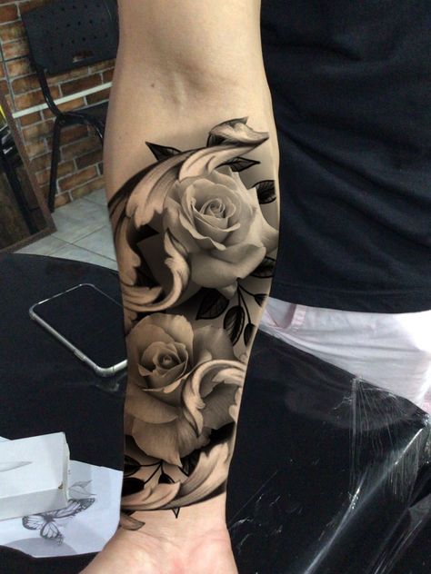 Realistic Rose Tattoo Black And White, Siluet Tattoo, Greek Flowers Tattoo, Black And White Tattoos For Women, White Roses Tattoo, White Rose Tattoo, Black And White Rose Tattoo, Black And White Flower Tattoo, Realistic Flower Tattoo