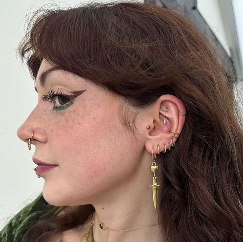 This rook piercing earring is so attractive and eye-catching, definitely a must-have! When you wear it, it immediately turns out to be a sword shape. There are also some CZs on the barbell, which make it shiny and stylish. Pirate Piercings, Stacked Earlobe Piercing, Elf Piercings, Piercings Upper Lobe, Belly Button Piercing Ring, Vertical Industrial Piercing, Cute Septum Piercing, Rock Piercing, Double Helix Piercings