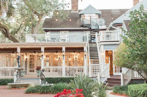 Indoor Wedding Venues, Average Wedding Costs, Orlando Wedding Venues, Wedding Venues Indoor, Stunning Wedding Venues, Rustic Backdrop, Rustic Outdoor Wedding, Inexpensive Wedding Venues, Romantic Lighting