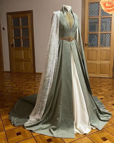 Queen Dress Royal Medieval, Queen Dress Royal, Green Fantasy Dress, Green Medieval Dress, Viserys Targaryen, Alicent Hightower, Sage Green Dress, Fantasy Dresses, Dress Royal