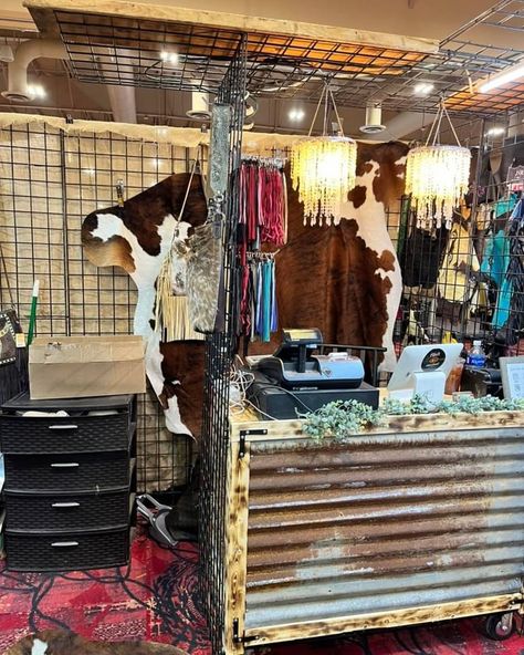 Western Vendor Booth Display Ideas, Western Craft Show Booth, Western Vendor Booth, Western Vendor Booth Ideas, Rustic Vendor Booth Display Ideas, Western Boutique Display, Market Setup, Boutique Window Displays, Boutique Store Displays