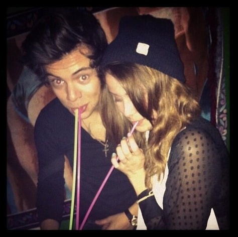 HAROLD WHY THE FUDGE THIS WOMAN WEARING YOUR BEANIE SO HELP ME JESUS YOU NEED TO STOP GETTING DRUNK LIKE THIS IS SO WRONG LIKE IM CRYING.I WILL FIND YOU AND I WILL KILL YOU.I BET SHE SPITTIN HER PARTICLES IN DERE AND POISONING YOU.WHY IS IT THAT I GO THROUGH SO MUCH PAIN BEING A DIRECTIONER? Harry Styles Drunk, Harry Styles 2013, Frat Boy, Harry Styles Pictures, Harry Styles Photos, Mr Style, Harry Edward Styles, Edward Styles, Larry Stylinson