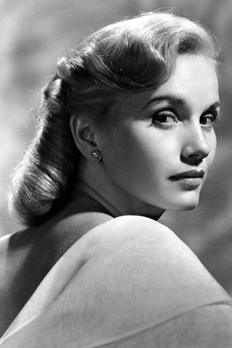 Eva Marie Saint (July 4, 1924)After getting her start in the early days of television, the 20-year-old actress made her mark opposite Marlon Brando in 1954's On the Waterfront, winning a Best Supporting Actress Oscar. She cemented her spot in film history in Hitchcock's North by Northwest in 1959.  #refinery29 http://www.refinery29.com/old-hollywood-actresses#slide-21 Hollywood Aktrisleri, Eva Marie Saint, Old Hollywood Actresses, Eva Marie, Classic Actresses, Actrices Hollywood, Poses References, The Golden Age, Old Hollywood Glamour