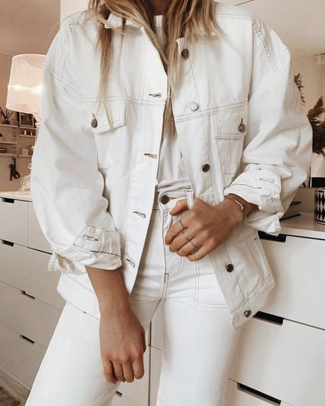 Daily Discoveries · But What Should I Wear White Denim Jacket Outfit, Random Fashion, Denim Jacket Outfit, White Jean Jacket, White Denim Jacket, Pants Outfits, Ținută Casual, Outfits Verano, Fashion Woman