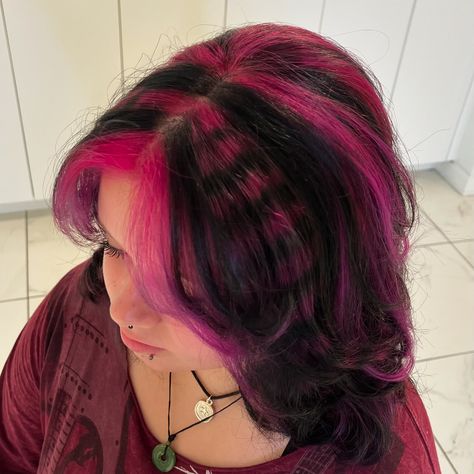 🦨🧷🕷️🩷⛓️🦇🖤🎀🦝 draculaura inspired chunky highlights 🧛🏻‍♀️💞 so many placements like this lately, and I love it!! keep ‘em coming 😫 she had chunky purple a while ago and needed a change, so she decided to see what i could do 🙏 i love the raccoon stripe details! made with @pulpriothair ⛓🧷 𝐃𝐌 𝐓𝐎 𝐁𝐎𝐎𝐊 🦇-𝔐™ 🤍 ✮ ✮ ✮ ✮ ✮ #monsterhigh #monsterhighhair #draculaura #draculaurahair #chunkyhighlights #halifaxhair #halifaxqueer #halifaxhairstylist #hairgoals #hairstyles #haircolor #hairtransformation #h... Dyeing Hair At Home Aesthetic, Draculaura Highlights, Elissabat Hair, Chunky Highlights Wavy Hair, Peekaboo Raccoon Tail Hair, Purple Stripes Hair, Raccoon Highlights, Draculaura Hair Curly, Draculaura Hair Dye