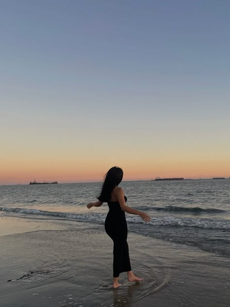 Maxi Dress Beach Photos, Black Dress On Beach, Beach Dress Pose Ideas, Maxi Dress Beach Outfit, Long Dress Beach Pics, Beach Poses Dress, Back View Poses, Beach Birthday Pictures, Beach Poses With Dress