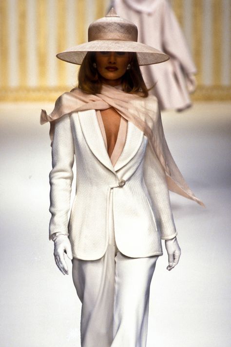 Pierre Balmain Couture Runway Show RTW S/S 1994 Women In Vintage Suits, Vintage Women Suits, Iconic Runway Looks 90s, Elegant Runway Fashion, Vintage 90s Aesthetic Outfits, Iconic Runway Looks, Suits Couture, Balmain Aesthetic, 80s Runway