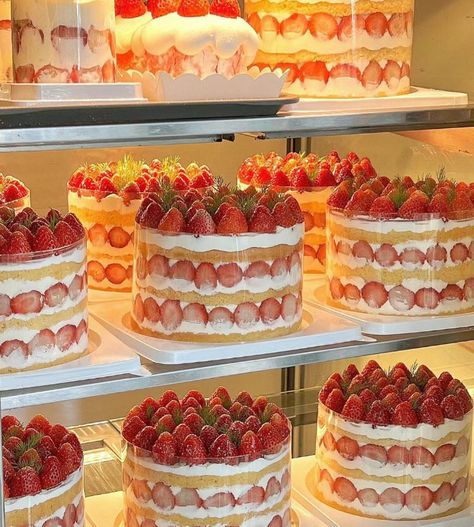 Strawberry Shortcake Birthday Cake, Strawberry Cakes, Strawberry Desserts, Food Drinks Dessert, Just Cakes, Cute Desserts, Strawberry Cake, 10th Birthday, Pretty Cakes