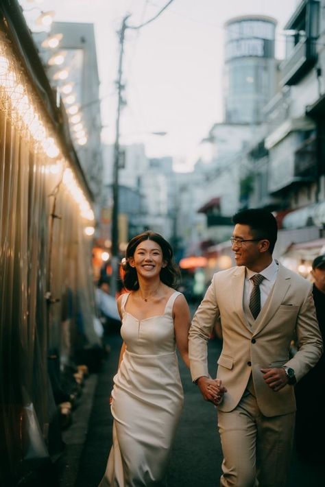 Prewedding In Tokyo, Street Pre Wedding Photography, Elope In Japan, Asian Pre Wedding Photoshoot, Tokyo Wedding Photography, Wedding Photo Shoot Poses, Wedding Photography Casual, Taiwan Wedding Photoshoot, Tokyo Pre Wedding