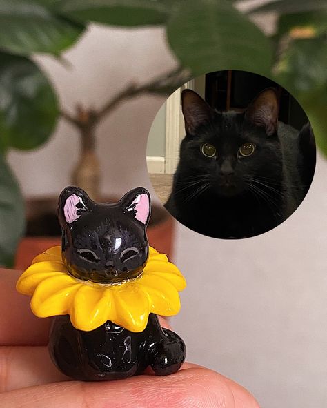 The last flower cats… …at least until I make the second batch 😉🌸🐱 . . . #polymerclayartist #polymerclay #catfigurine #customorder #cuteart #claysculpture Cat Clay, Clay Cute, Polymer Clay Cat, Sculpture Art Clay, Clay Crafts Air Dry, Polymer Clay Diy, Cat Flowers, Hand Built Pottery, Clay Animals