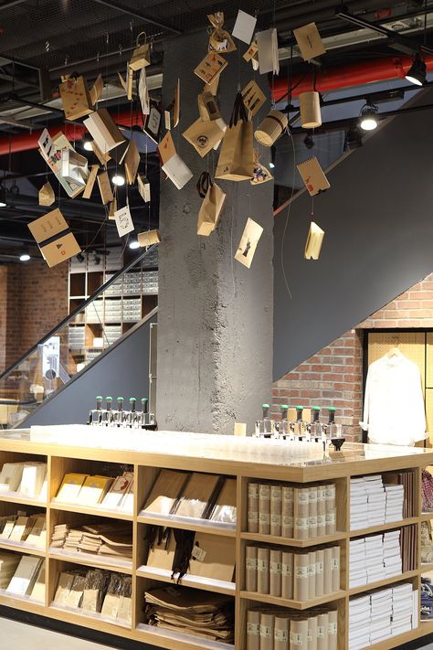 MUJI Opens North American Flagship Store in New York City Art Retail Store, Bookstore Shelving, Bookstore Display, Minimal Store, Muji Stationery, Muji Store, Stationery Store Design, Books Interior, Bookstore Design