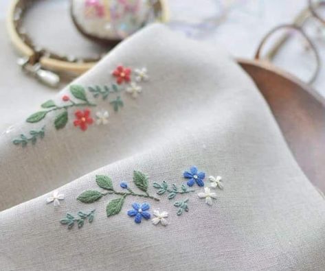 নৈপুণ্য Handkerchief Embroidery Design, Handkerchief Embroidery, Embroidery Napkins, Embroidery Stitches Beginner, Hand Embroidery Patterns Free, Clothes Embroidery Diy, Simple Hand Embroidery Patterns, Diy Embroidery Designs, Handmade Embroidery Designs