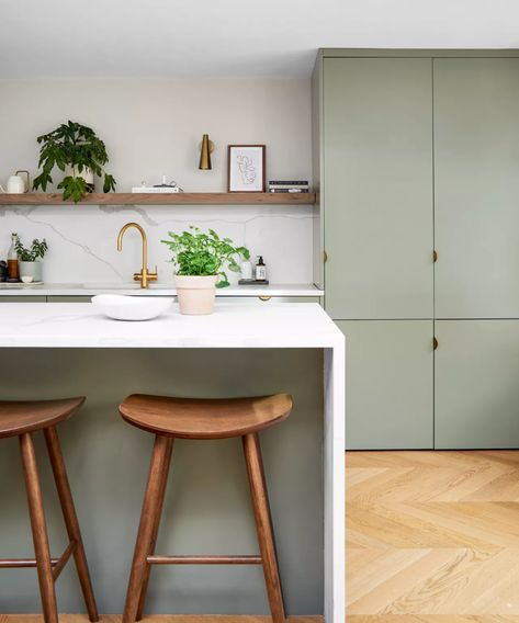 Latest Kitchen Trends, Sage Kitchen, Sage Green Kitchen, Kitchen Colour Schemes, Big Kitchen, Kitchen Room Design, Kitchen Inspiration Design, Kitchen Color, Kitchen Trends