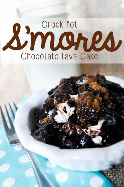 This ooey-gooey s'mores cake is perfect for the chocolate lover in your life. It's a perfect lava cake made in the crock pot. What beats slow cooker cake? A chocolatey, rich, lava slow cooker cake, that's what! Dessert Crockpot Recipes, Dessert Crockpot, Slow Cooker Cake, Crockpot Cake, Crock Pot Food, Smores Cake, Crock Pot Desserts, Slow Cooker Desserts, Lava Cake