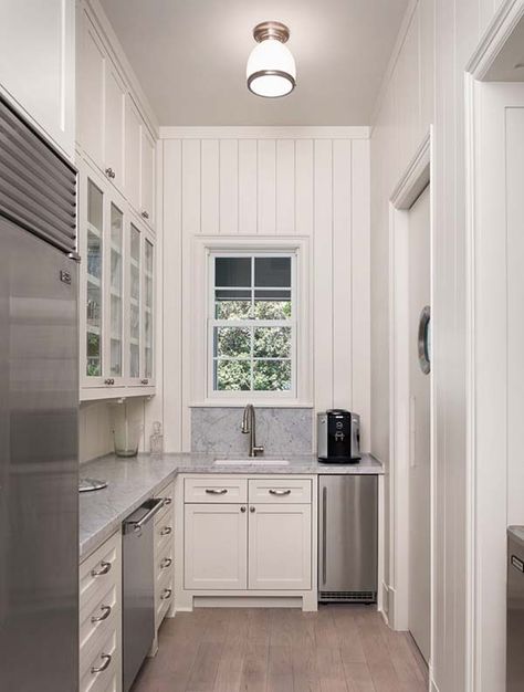 Bright and airy farmhouse style interiors in Houston Butlers Pantry Ideas Layout, Kitchen Cottage Style, Airy Farmhouse, Kitchen Butlers Pantry, Modern Country Kitchens, White Shaker Kitchen Cabinets, Pantry Inspiration, Kitchen Cottage, Pantry Room