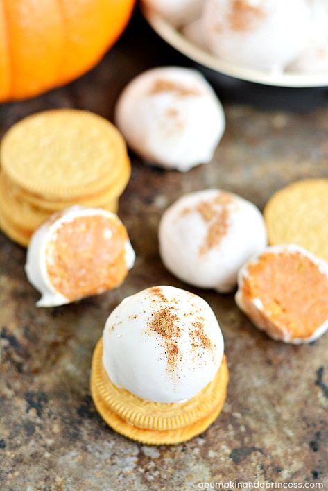 Pumpkin Spice Oreo Balls - A Pumpkin And A Princess Dessert Balls, Christmas Oreo, Friendsmas Party, Oreo Truffles Recipe, Fall Goodies, Truffles Recipe, Oreo Balls, Cheese Pumpkin, Oreo Recipes