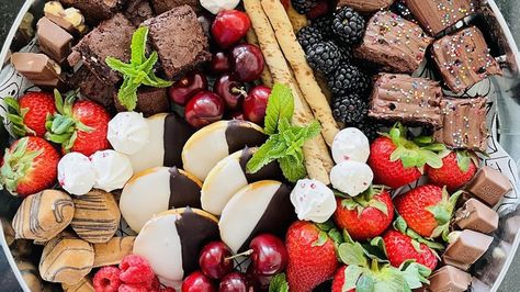 A Trader Joe's Dessert Board Has Become Eye Candy For Redditors Brownie Charcuterie Board, Christmas Sweets Easy, Mothers Day Desserts, Easy Puddings, Dessert Platter, Dessert Spread, Buy Cookies, Dessert Tray, Unique Desserts