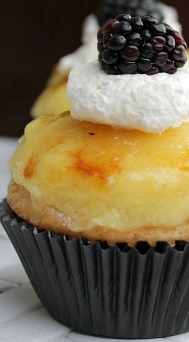 Vanilla Bean Crème Brûlée Cupcake Creme Brulee Cupcakes, Mapo Tofu, Dessert Cupcakes, Yummy Cupcakes, Creme Brulee, Eat Dessert, Sweets Treats, Cupcake Recipes, Mini Cakes