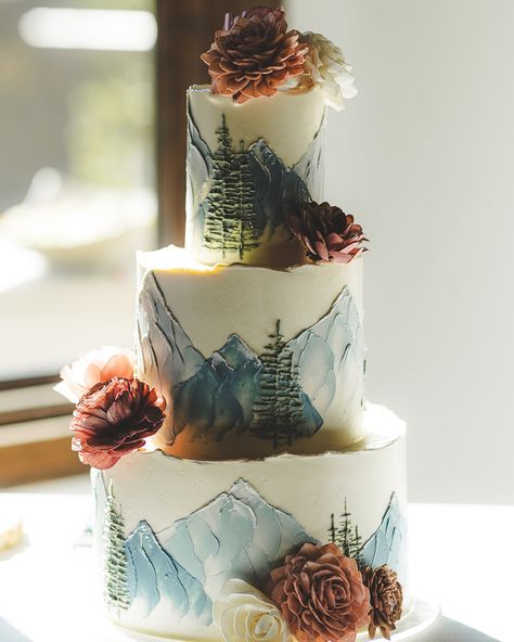 It’s the summer of a million mountain cakes and I’m here for it! Each one is so unique. What I wasn’t expecting was for the same mountain cake to be shot in different lighting and give off a totally different feel! When I recievd these photos of one of my recent mountain cakes from the amazing @katynevinsky, I couldn’t decide which style I loved more: dark & moody or light & romantic! So here I am, posting both! Which photo are you most drawn to—dark or light? Tell me in the comments! Ca... Dream Mountain Wedding, Adventure Wedding Cake, Mountain Cupcakes Ideas, Small Mountain Wedding Cake, Mountain Cake Design, Mountain Themed Cake, Mountain Garden Wedding, Hiking Wedding Cake, Outdoorsy Wedding Cake