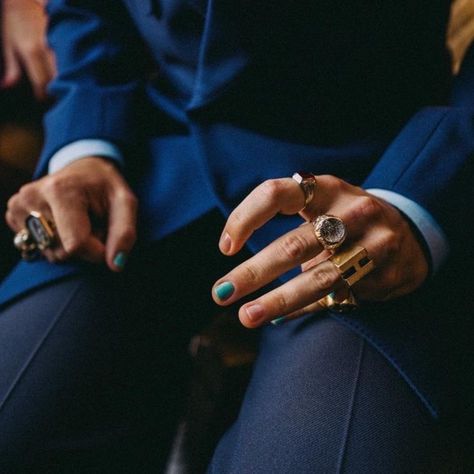 harry styles for pleasing; hand, rings, nails, nail polish details aesthetic Harry Styles Rings, Harry Styles Hands, Funniest Snapchats, Bae Style, Details Aesthetic, Harry Styles Nails, Nails Nail Polish, Harry Styles Poster, Midnight Memories