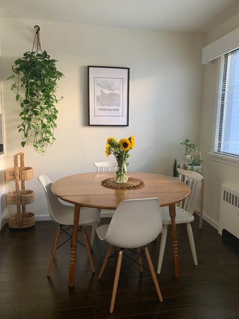 Small Apartment Inspo Dining Room, Dinning Room Minimalist Small Spaces, Dining Area Apartment Ideas, Minimalist Boho Dining Room, Small Dining Room Ideas Apartment Cozy, Apartment Decorating Dining Area, Minimalist Dinner Room, Small Dining Room Decor Cozy, Small Circle Dinner Table