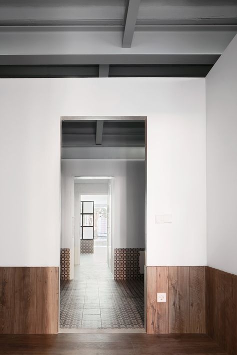 Raúl Sánchez overhauls Barcelona apartment Dining Room Wainscoting, Barcelona Apartment, Interior Minimalista, Modern Hallway, Wooden Floors, 아파트 인테리어, Wainscoting, Minimalist Interior, Minimalist Decor