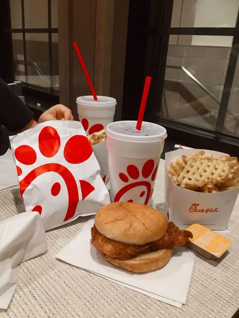 Chik Fil A Aesthetic, Fast Food Asthetic Picture, Aesthetic Fast Food Pictures, Usa Fast Food, Food Obsession Aesthetic, Chic Fil A Aesthetic, Chuck Fil A, Munchies Aesthetic, Chickfila Aesthetic