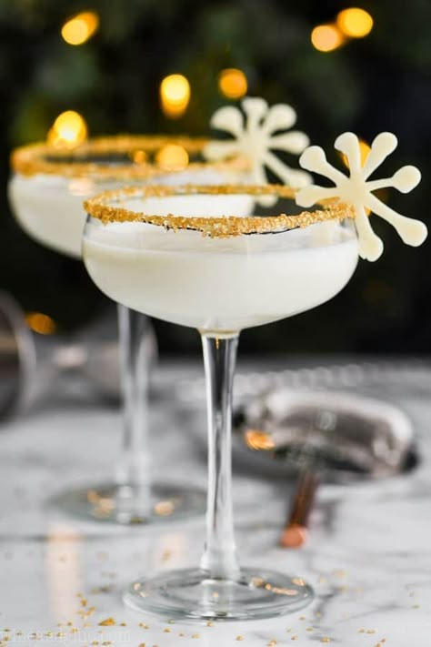 White Christmas Martini - Simple Joy White Christmas Martini, Christmas Martini Recipes, Eggnog Martini, Christmas Martini, Desserts In A Glass, Martinis Drinks, Thanksgiving Appetizer Recipes, Christmas Cocktail, Drinks Alcohol