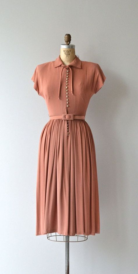 1940s Vintage Dresses, Dresses 15, 1940's Fashion, Robes Vintage, Cute Dress Outfits, 40s Fashion, 1940s Dresses, Retro Mode, Vestidos Vintage