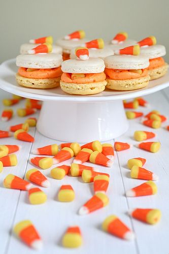 Macaron Designs, Candy Corn Recipe, Candy Corn Cake, Corn Cookies, Candy Corn Cookies, Postres Halloween, Macaron Cookies, Macaroon Recipes, Halloween Candy Corn