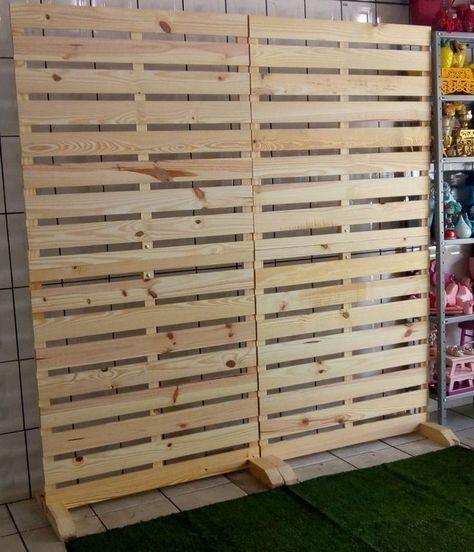 Pallet Party Ideas, Elegant Room Divider, Pallet Bookshelf, Space Saving Ideas, Elegant Room, Retail Store Interior Design, Decoration Evenementielle, Diy Room Divider, Craft Booth Displays