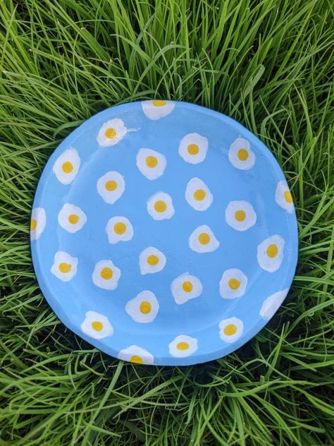 This egg dish is a sunny addition to your desk or vanity! It's perfect for holding jewelry or other trinkets while not in use. 🍳 Dimensions: 4 in diameter, 1 inch tall These are hand sculpted and painted so each will be unique! Cute Plate Painting Ideas, Diy Pottery Painting Ideas Simple, Trinket Dish Painting Ideas, Painting Pottery Plates, Clay Dishes Diy, Painted Jewelry Dish, Plate Painting Ideas, Clay Jewellery Holder, Egg Ring