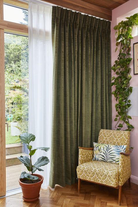 Modern Net Curtains, Green Curtains Living Room, Green Curtains Bedroom, Velvet Curtains Living Room, Curtains Living Room Modern, Eclectic Wallpaper, Mid Century Modern Curtains, Layered Curtains, Living Room Curtains