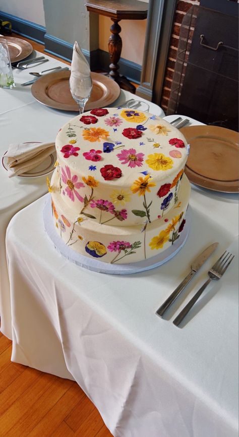 Flower Layer Cake, Floral Cake Real Flowers, Flower Covered Cake, Flower Fruit Cake, Dried Flowers On Cake, Spring Flower Cake Ideas, Natural Flower Cake, Real Flowers On Cake, Midsommar Cake