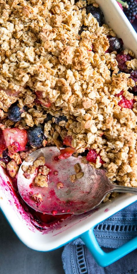 Healthy Berry Crisp, Mixed Berry Crumble, Berry Crumble Recipe, Apple And Berry Crumble, Berry Crisp Recipe, Berry Crisp, Dessert Vegan, Fruit Crumble, Berry Crumble