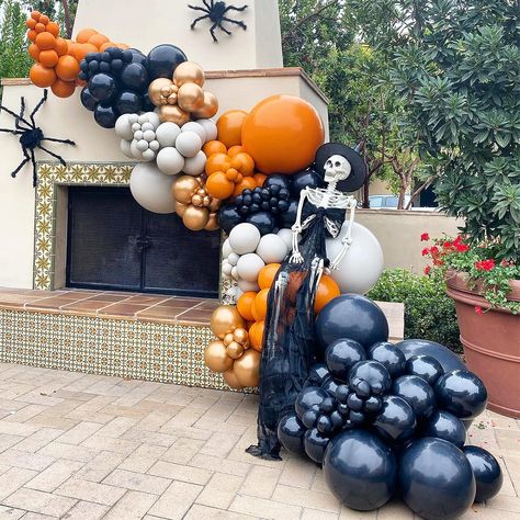 Orange Black And White Balloon Garland, Outdoor Halloween Balloon Decor, Halloween Balloon Display, Halloween Balloon Arch Ideas, Halloween Balloon Backdrop, Double Stuffed Balloons, Balloon Pumpkin, Halloween Balloon Arch, Halloween Garlands