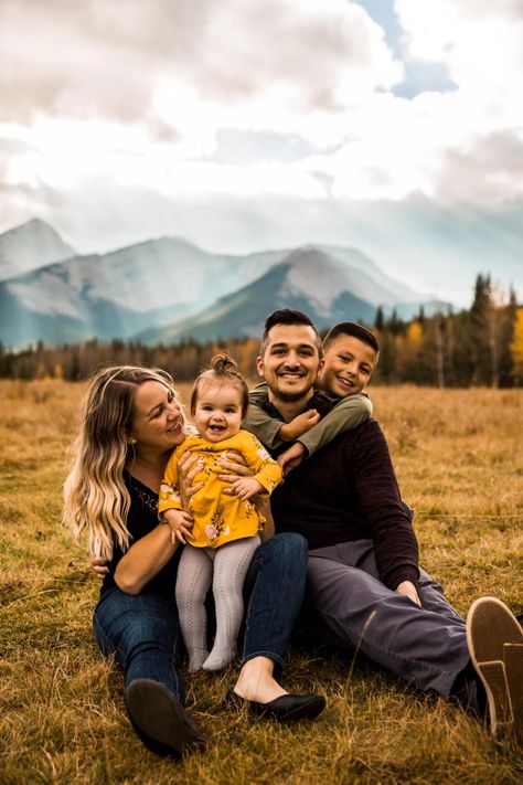 Fall Outdoor Family Photo Outfit Ideas, Natural Christmas Photo Shoot, Family Photo Shoot Prompts, Family Photos Prompts, Prompts For Family Photos, Family Photography Posing Prompts, Family Photography Posing, Fun Family Photo Prompts, Family Picture Prompts