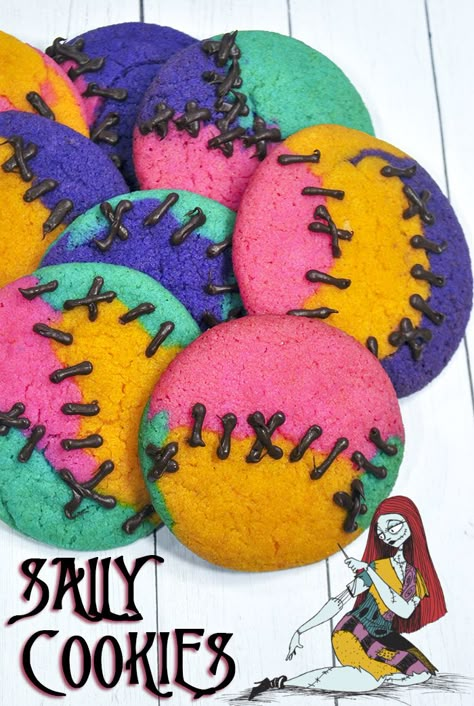 These Nightmare Before Christmas cookies look just like Sally's dress and stitching. Super easy to make, even the kids can do it. Sally Cookies, Nightmare Before Christmas Cookies, Nightmare Before Christmas Babyshower, Cakes Disney, Nightmare Before Christmas Cake, Nightmare Before Christmas Tree, Jack Y Sally, Nightmare Before Christmas Pumpkin, Nightmare Before Christmas Nails