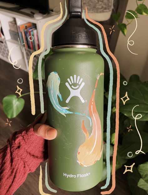 Decorated Hydro Flask, Hydro Flask Painting Ideas, Water Bottle Painting Ideas, Hydro Flask Painting, Water Bottle Painting, Flask Painting, Flask Aesthetic, Painted Water Bottle, Flask Drawing