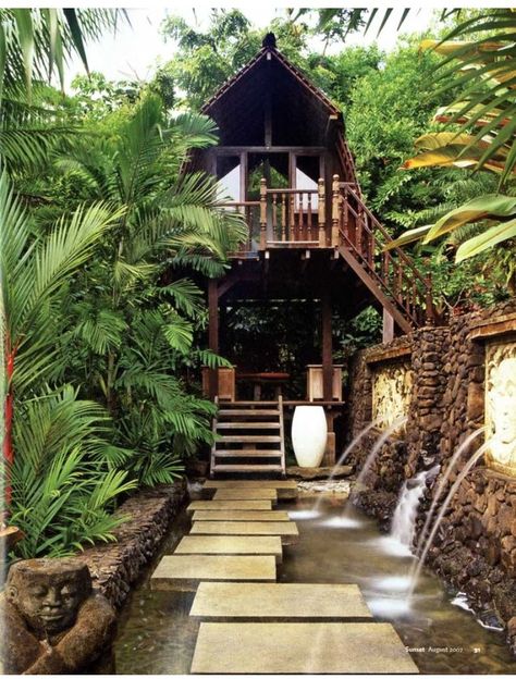 My tree house Wellness Sanctuary, Amazing Homes, Cool Tree Houses, Desain Lanskap, Bamboo Garden, Beach Shack, Tropical Tree, Quiet Place, Natural Building