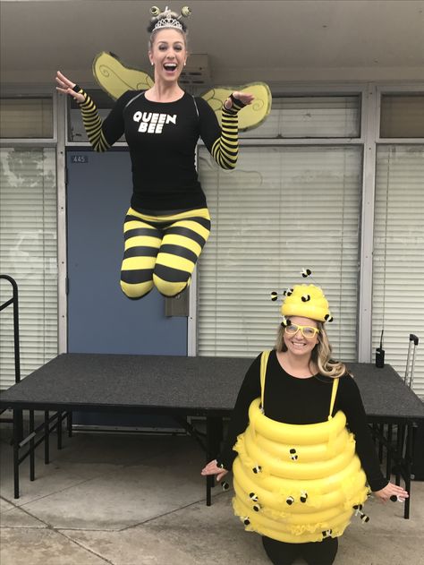 Halloween diy bumble bee costume bee hive queen bee best friends Bee Adult Costume, Diy Honeycomb Costume, Diy Bumblebee Costume Women, Diy Bee Hive Costume, Queen Bee Halloween Costume, Honey Costume Diy, Honey Bee Costume Diy, Bumble Bee Trunk Or Treat, Bumble Bee Costume Diy