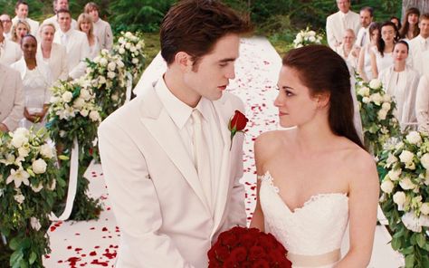 Bella's wedding dress from her dream in Twilight: Breaking Dawn Pt. 1 (Erin by Enzoani) Breaking Dawn Wedding Dress, Bella Swan Wedding Dress, Cullen Wedding, Twilight Wedding Dresses, Breaking Dawn Wedding, Wedding Nightmare, Bella Wedding Dress, Billy Burke, Twilight Wedding