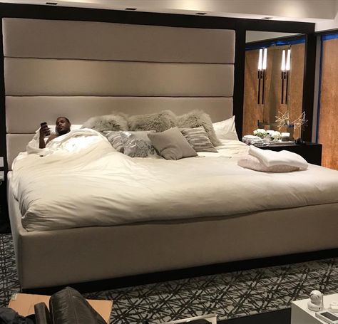 You can buy a bed this big and she will still put her leg on you Big Bed, Big Beds, Large Beds, Luxury Bedroom Master, Luxury Rooms, Luxury Homes Dream Houses, Dream House Interior, House Room, Master Bedrooms Decor