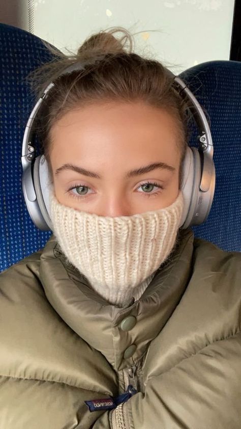 Bose Headphones Outfit, Headphones Outfit, Headphone Outfit, Headphones Aesthetic, Snow Girl, Winter Photo, Ear Headphones, Fall Fits, Cold Weather Outfits