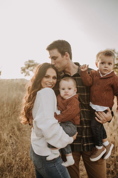 Outside Fall Pictures Family, Fall Winter Photoshoot Ideas Family, 11 People Family Pictures, Fall Photoshoot Family Of Four, Fall Family Of Four Photos, Fall Pictures Family Photo Sessions, Cute Fall Family Pictures, Photoshoot Grandparents Grandchildren, Small Family Picture Ideas