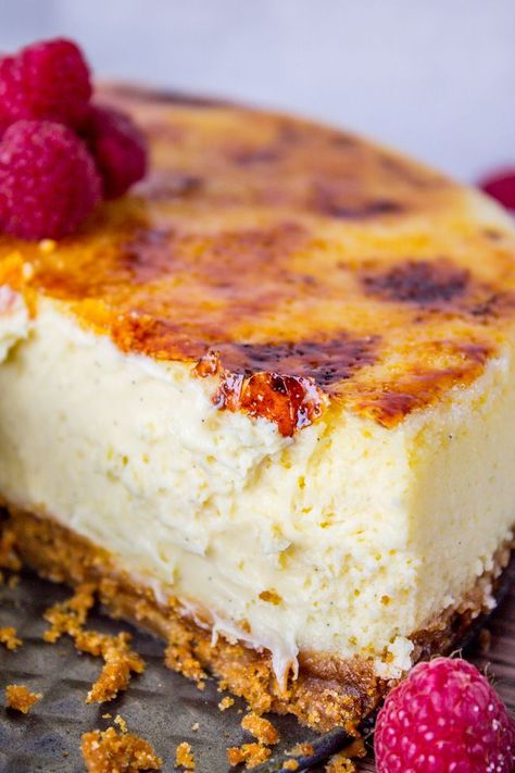 Crème Brûlée Cheesecake from The Food Charlatan Creme Brulee Cheesecake Recipe, Creme Brulee Cheesecake, The Food Charlatan, Brulee Recipe, Creme Brulee Recipe, Food Charlatan, Dessert Aux Fruits, Best Cheesecake, Oreo Dessert