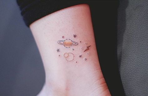 UFO. Tato Salib, Planet Tattoo, Tato Jari, Planet Tattoos, Galaxy Tattoo, Space Tattoo, Tattoo Feminina, Aesthetic Tattoo, 문신 디자인