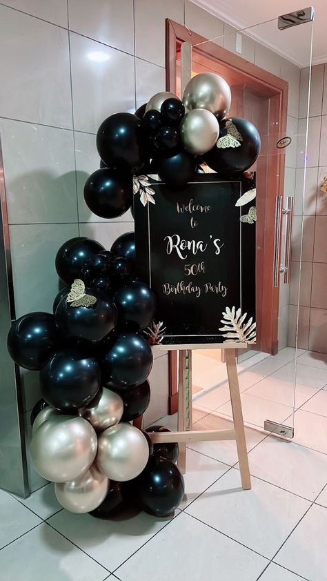 Farewell Balloon Decoration, Party Welcome Sign With Balloons, Graduation Balloons Arch, Table Graduation Decorations, Farewell Party Themes Decoration, Black And Silver Graduation Decor, Graduation Welcome Board, Graduation Balloon Arch Party Ideas, Gold And Black Graduation Party Ideas