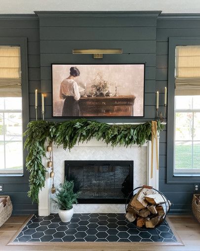 Mantle Christmas Decor Ideas, Christmas Garland Mantle, Christmas Fireplace Mantels, Holiday Fireplace, Holiday Living Room, Fireplace Garland, Holiday Mantle, Norfolk Pine, Fireplace Mantle Decor